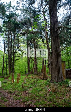 Cimitero presso la chiesa metodista di Rocky Springs, un'antica chiesa di campagna. Rocky Springs, un sito cittadino abbandonato, lungo la Natchez Trace Parkway, Mississippi Foto Stock