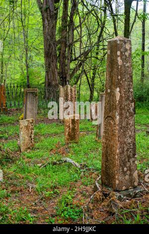 Cimitero presso la chiesa metodista di Rocky Springs, un'antica chiesa di campagna. Rocky Springs, un sito cittadino abbandonato, lungo la Natchez Trace Parkway, Mississippi Foto Stock