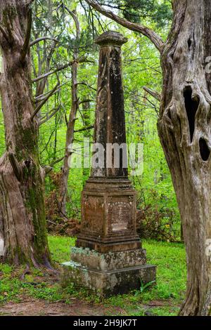 Cimitero presso la chiesa metodista di Rocky Springs, un'antica chiesa di campagna. Rocky Springs, un sito cittadino abbandonato, lungo la Natchez Trace Parkway, Mississippi Foto Stock