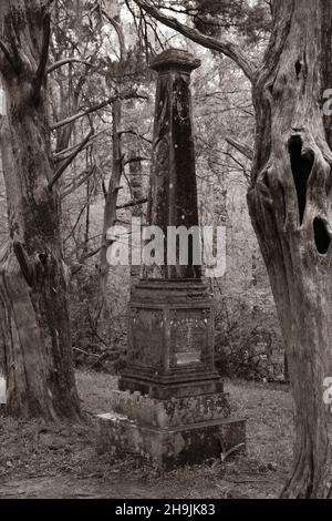 Cimitero presso la chiesa metodista di Rocky Springs, un'antica chiesa di campagna. Rocky Springs, un sito cittadino abbandonato, lungo la Natchez Trace Parkway, Mississippi Foto Stock