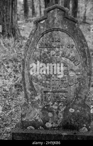 Cimitero presso la chiesa metodista di Rocky Springs, un'antica chiesa di campagna. Rocky Springs, un sito cittadino abbandonato, lungo la Natchez Trace Parkway, Mississippi Foto Stock