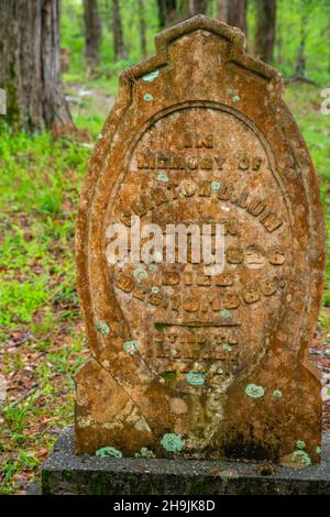 Cimitero presso la chiesa metodista di Rocky Springs, un'antica chiesa di campagna. Rocky Springs, un sito cittadino abbandonato, lungo la Natchez Trace Parkway, Mississippi Foto Stock