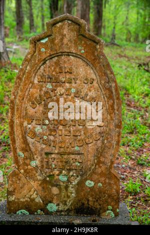 Cimitero presso la chiesa metodista di Rocky Springs, un'antica chiesa di campagna. Rocky Springs, un sito cittadino abbandonato, lungo la Natchez Trace Parkway, Mississippi Foto Stock