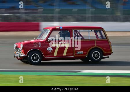 Mark Burnett, Austin Mini Countryman, Classic Mini Challenge, una gara per la classica icona britannica degli anni '60, che si tiene sul circuito Grand Prix, Silversto Foto Stock