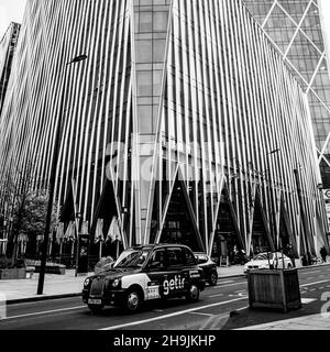 Central London UK Novembre 21 2021, Contemporary Design of the Nova Building Skyscraper a Victoria Street London con Un Black Cab Passing e No Peop Foto Stock