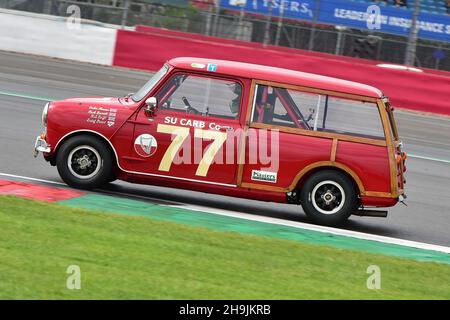 Mark Burnett, Austin Mini Countryman, Classic Mini Challenge, una gara per la classica icona britannica degli anni '60, che si tiene sul circuito Grand Prix, Silversto Foto Stock