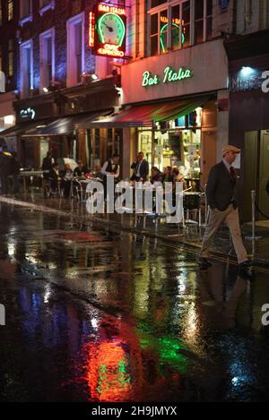 Una vista del bar Bar Italia su Frith Street in una notte di pioggia a Soho. Da una serie di foto scattate in una notte piovosa a Soho, Londra. Data foto: Giovedì 27 luglio 2017. Il credito fotografico dovrebbe essere: Richard Grey/EMPICS Entertainment Foto Stock