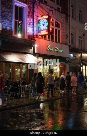 Una vista del bar Bar Italia su Frith Street in una notte di pioggia a Soho. Da una serie di foto scattate in una notte piovosa a Soho, Londra. Data foto: Giovedì 27 luglio 2017. Il credito fotografico dovrebbe essere: Richard Grey/EMPICS Entertainment Foto Stock