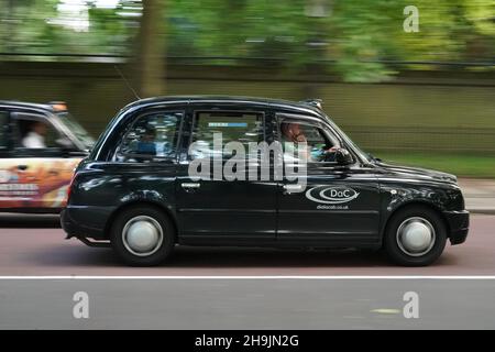 Vista dei tradizionali taxi neri su Constitution Hill vicino a Buckingham Palace a Londra, Regno Unito. Data foto: Giovedì 3 agosto 2017. Il credito fotografico dovrebbe essere: Richard Grey/EMPICS Entertainment Foto Stock