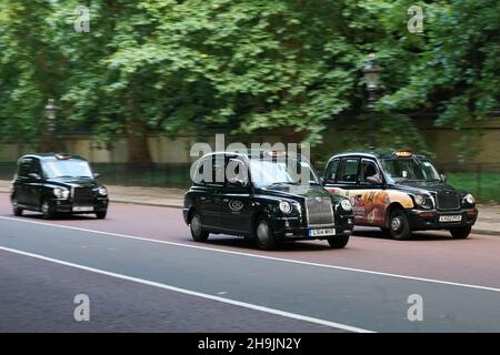 Vista dei tradizionali taxi neri su Constitution Hill vicino a Buckingham Palace a Londra, Regno Unito. Data foto: Giovedì 3 agosto 2017. Il credito fotografico dovrebbe essere: Richard Grey/EMPICS Entertainment Foto Stock