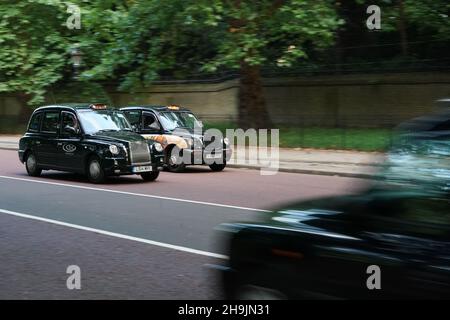 Vista dei tradizionali taxi neri su Constitution Hill vicino a Buckingham Palace a Londra, Regno Unito. Data foto: Giovedì 3 agosto 2017. Il credito fotografico dovrebbe essere: Richard Grey/EMPICS Entertainment Foto Stock