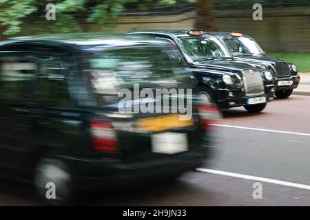 Vista dei tradizionali taxi neri su Constitution Hill vicino a Buckingham Palace a Londra, Regno Unito. Data foto: Giovedì 3 agosto 2017. Il credito fotografico dovrebbe essere: Richard Grey/EMPICS Entertainment Foto Stock