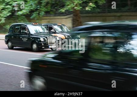 Vista dei tradizionali taxi neri su Constitution Hill vicino a Buckingham Palace a Londra, Regno Unito. Data foto: Giovedì 3 agosto 2017. Il credito fotografico dovrebbe essere: Richard Grey/EMPICS Entertainment Foto Stock