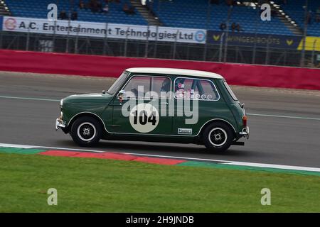 Chris Middlehurst, Morris Mini Cooper S, Classic Mini Challenge, una gara per la classica icona britannica degli anni '60, che si tiene sul circuito Grand Prix, Silver Foto Stock