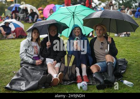 Festival goers seduti sotto gli ombrelloni al Green Man Festival. Panoramica generale del Green Man Festival 2017 a Glanusk Park, Brecon Beacons, Galles. Data foto: Venerdì 18 agosto 2017. Il credito fotografico dovrebbe essere: Richard Grey/EMPICS Entertainment Foto Stock