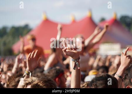 I festaioli del Festival si godono il clima caldo al Reading Festival del 2017. Data foto: Venerdì 25 agosto 2017. Il credito fotografico dovrebbe essere: Richard Grey/EMPICS Entertainment Foto Stock