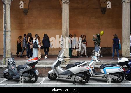 Una visione generale degli studenti che festeggiano la fine degli esami a Bologna. Da una serie di foto di viaggio in Italia. Data foto: Venerdì 15 settembre 2017. Il credito fotografico dovrebbe essere: Richard Grey/EMPICS Entertainment Foto Stock