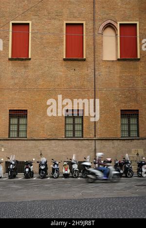 Vista generale dei ciclomotori parcheggiati a Bologna. Da una serie di foto di viaggio in Italia. Data foto: Venerdì 15 settembre 2017. Il credito fotografico dovrebbe essere: Richard Grey/EMPICS Entertainment Foto Stock