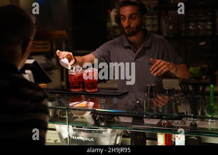 Un bar serve due tradizionali bevande spritzer a Bologna. Da una serie di foto di viaggio in Italia. Data foto: Venerdì 15 settembre 2017. Il credito fotografico dovrebbe essere: Richard Grey/EMPICS Entertainment Foto Stock