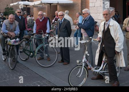 Una visione generale dei ciclisti anziani di Ferrara, capitale italiana del ciclismo. Da una serie di foto di viaggio in Italia. Data foto: Domenica 17 settembre 2017. Il credito fotografico dovrebbe essere: Richard Grey/EMPICS Entertainment Foto Stock