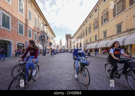 Una visione generale dei ciclisti di Ferrara, capitale italiana del ciclismo. Da una serie di foto di viaggio in Italia. Data foto: Domenica 17 settembre 2017. Il credito fotografico dovrebbe essere: Richard Grey/EMPICS Entertainment Foto Stock