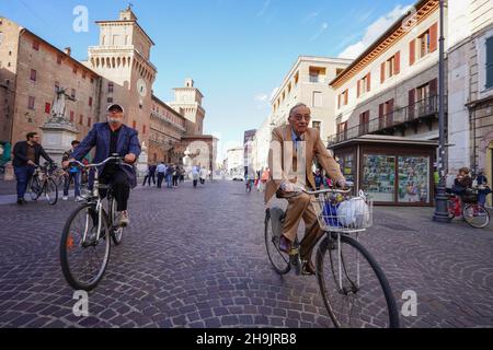 Una visione generale dei ciclisti di Ferrara, capitale italiana del ciclismo. Da una serie di foto di viaggio in Italia. Data foto: Domenica 17 settembre 2017. Il credito fotografico dovrebbe essere: Richard Grey/EMPICS Entertainment Foto Stock