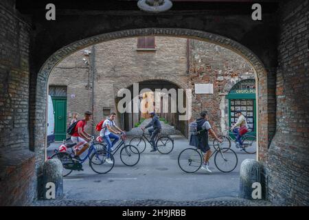 Una visione generale dei ciclisti di Ferrara, capitale italiana del ciclismo. Da una serie di foto di viaggio in Italia. Data foto: Domenica 17 settembre 2017. Il credito fotografico dovrebbe essere: Richard Grey/EMPICS Entertainment Foto Stock