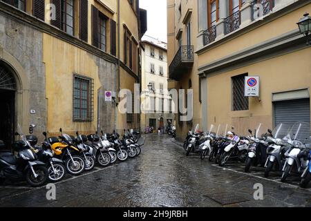 Una visione generale dei ciclomotori parcheggiati a Firenze in Italia. Da una serie di foto di viaggio in Italia. Data foto: Lunedì 18 settembre 2017. Il credito fotografico dovrebbe essere: Richard Grey/EMPICS Entertainment Foto Stock