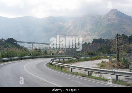 Una vista sulla campagna, una strada e un ponte vicino all'aeroporto di Palermo. Da una serie di foto di viaggio in Sicilia, Italia. Data foto: Giovedì 28 settembre 2017. Il credito fotografico dovrebbe essere: Richard Grey/EMPICS Entertainment Foto Stock