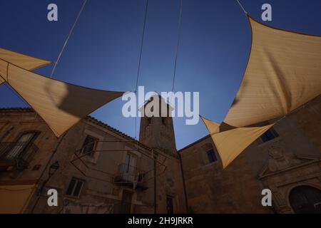 Una visione delle tinte protettive su un mercato di Enna. Da una serie di foto di viaggio in Sicilia, Italia. Data foto: Venerdì 6 ottobre 2017. Il credito fotografico dovrebbe essere: Richard Grey/EMPICS Entertainment Foto Stock