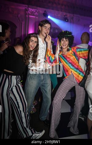 Festeggiatori al club notturno The Sheen Resistance's Lost in disco con i ballerini della Haus of Eden Burlesque al Bush Hall di Londra. Data foto: Sabato 14 ottobre 2017. Il credito fotografico dovrebbe essere: Richard Grey/EMPICS Entertainment Foto Stock