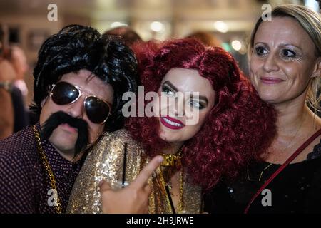 Festeggiatori al club notturno The Sheen Resistance's Lost in disco con i ballerini della Haus of Eden Burlesque al Bush Hall di Londra. Data foto: Sabato 14 ottobre 2017. Il credito fotografico dovrebbe essere: Richard Grey/EMPICS Entertainment Foto Stock