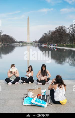 I turisti scattano foto di fronte al Washington Monument sul National Mall di Washington DC negli Stati Uniti. Da una serie di foto di viaggio negli Stati Uniti. Data foto: Giovedì 29 marzo 2018. Il credito fotografico dovrebbe essere: Richard Grey/EMPICS Foto Stock