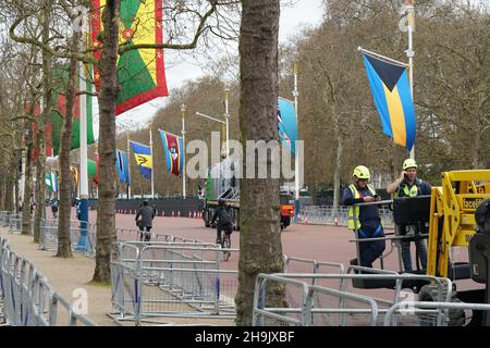 Il Mall nel centro di Londra è chiuso e fiancheggiato da bandiere nazionali in preparazione all'arrivo dei leader per il Commonwealth Capi di Governo del 2018 e per la maratona di Londra. Data foto: Martedì 17 aprile 2018. Il credito fotografico dovrebbe essere: Richard Grey/EMPICS Foto Stock