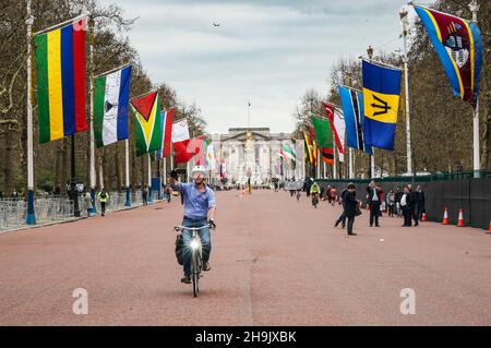 Il Mall nel centro di Londra è chiuso e fiancheggiato da bandiere nazionali in preparazione all'arrivo dei leader per il Commonwealth Capi di Governo del 2018 e per la maratona di Londra. Data foto: Martedì 17 aprile 2018. Il credito fotografico dovrebbe essere: Richard Grey/EMPICS Foto Stock