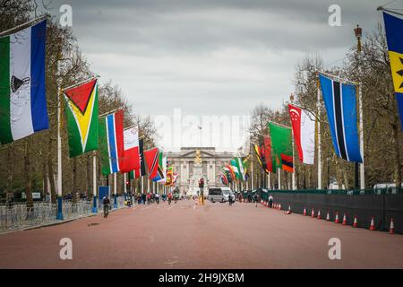 Il Mall nel centro di Londra è chiuso e fiancheggiato da bandiere nazionali in preparazione all'arrivo dei leader per il Commonwealth Capi di Governo del 2018 e per la maratona di Londra. Data foto: Martedì 17 aprile 2018. Il credito fotografico dovrebbe essere: Richard Grey/EMPICS Foto Stock