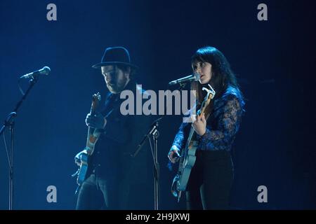 Juanita Stein si esibisce dal vivo sul palco al London Palladium di Londra a sostegno del Bryan Ferry. Data foto: Martedì 1 maggio 2018. Il credito fotografico dovrebbe essere: Richard Grey/EMPICS Foto Stock