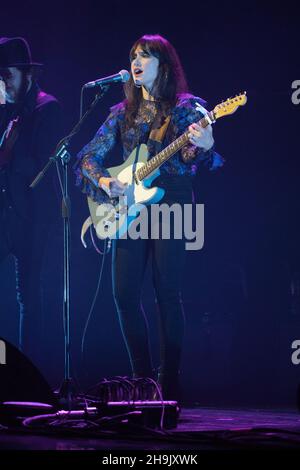 Juanita Stein si esibisce dal vivo sul palco al London Palladium di Londra a sostegno del Bryan Ferry. Data foto: Martedì 1 maggio 2018. Il credito fotografico dovrebbe essere: Richard Grey/EMPICS Foto Stock