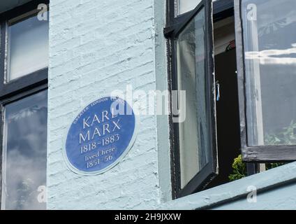 Viste della placca blu dove Karl Marx visse tra il 1851 e il 1856 al 28 Dean Street, Londra. È il 200° anniversario della nascita di Marx il 6 maggio 2018. Data foto: Mercoledì 2 maggio 2018. Il credito fotografico dovrebbe essere: Richard Grey/EMPICS Foto Stock