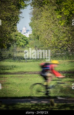 Una vista della Cattedrale di St Paul presa da un punto conosciuto come il Mound di Henry nei giardini del Pembroke Lodge in Richmond Park. La vista di 10 km è protetta da regolamenti edilizi e ha impedito la costruzione di vari edifici in città. Data foto: Giovedì 3 maggio 2018. Il credito fotografico dovrebbe essere: Richard Grey/EMPICS Foto Stock