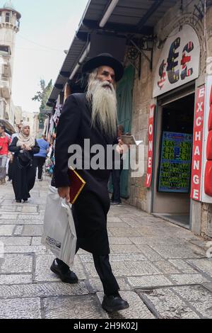 Un uomo ebreo ortodosso vestito tradizionalmente nella Città Vecchia di Gerusalemme. Da una serie di foto di viaggio scattate a Gerusalemme e nelle zone vicine. Data foto: Giovedì 2 agosto 2018. Il credito fotografico dovrebbe essere: Richard Grey/EMPICS Foto Stock