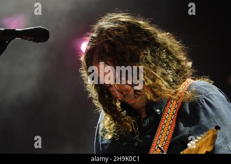 Adam Granduciel of War on Drugs si esibisce in diretta sul palcoscenico montano nella slot principale finale del Green Man Festival 2018 a Glanusk Park, Brecon Beacons, Galles. Data foto: Domenica 19 agosto 2018. Il credito fotografico dovrebbe essere: Richard Grey/EMPICS Foto Stock