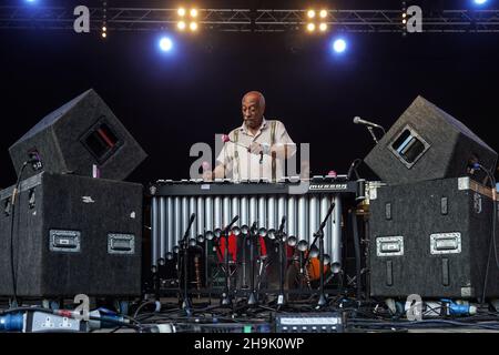 Mulatu Astatke si esibisce dal vivo sul Garden Stage al 2018 End of the Road Festival nei Larmer Tree Gardens di Dorset. Data foto: Sabato 1 settembre 2018. Il credito fotografico dovrebbe essere: Richard Grey/EMPICS Foto Stock