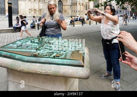 I turisti scattano foto di un modello di York Minster a York nello Yorkshire, Inghilterra. Data foto: Venerdì 3 agosto 2018. Il credito fotografico dovrebbe essere: Richard Grey/EMPICS Foto Stock