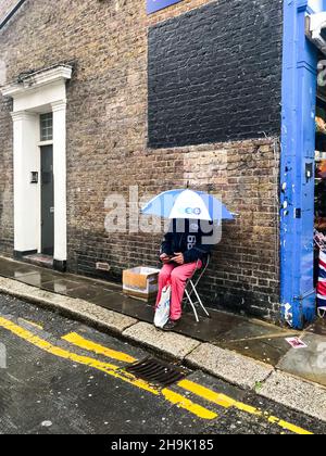 Scene di un giorno piovoso mercato di Portobello a Londra. Data foto: Sabato 22 settembre 2018. Il credito fotografico dovrebbe essere: Richard Grey/EMPICS Entertainment Foto Stock