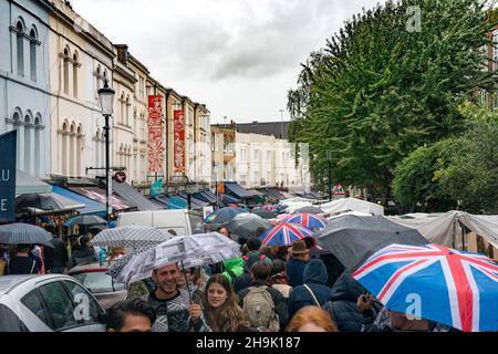 Scene di un giorno piovoso mercato di Portobello a Londra. Data foto: Sabato 22 settembre 2018. Il credito fotografico dovrebbe essere: Richard Grey/EMPICS Entertainment Foto Stock