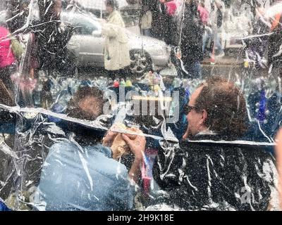 Scene di un giorno piovoso mercato di Portobello a Londra. Data foto: Sabato 22 settembre 2018. Il credito fotografico dovrebbe essere: Richard Grey/EMPICS Entertainment Foto Stock