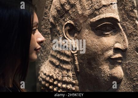 Un sollievo di re Ashurbanipal, nella giornata stampa della mostra della BP "Io sono Ashurbanipal: Re del mondo, re d'Assiria", che si svolge l'8 novembre 2018 Ð 24 febbraio 2019 presso il British Museum di Londra. Data foto: Lunedì 5 novembre 2018. Il credito fotografico dovrebbe essere: Richard Grey/EMPICS Foto Stock