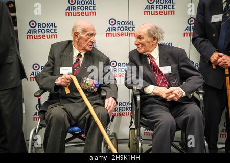 Alfred Guberman (a sinistra) e Jack Toper a Hidden Heroes, un evento che celebra il ruolo svolto dai volontari ebrei nella Royal Air Force durante la seconda Guerra Mondiale, presso il RAF Museum di Londra. L'evento è parte delle celebrazioni per il centenario della RAF. Data foto: Giovedì 15 novembre 2018. Il credito fotografico dovrebbe essere: Richard Grey/EMPICS Foto Stock