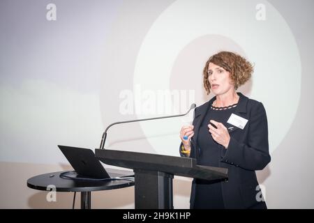 Maggie Appleton MBE, CEO del RAF Museum, parla a Hidden Heroes, un evento che celebra il ruolo svolto dai volontari ebrei nella Royal Air Force durante la seconda Guerra Mondiale, al RAF Museum di Londra. L'evento è parte delle celebrazioni per il centenario della RAF. Data foto: Giovedì 15 novembre 2018. Il credito fotografico dovrebbe essere: Richard Grey/EMPICS Foto Stock